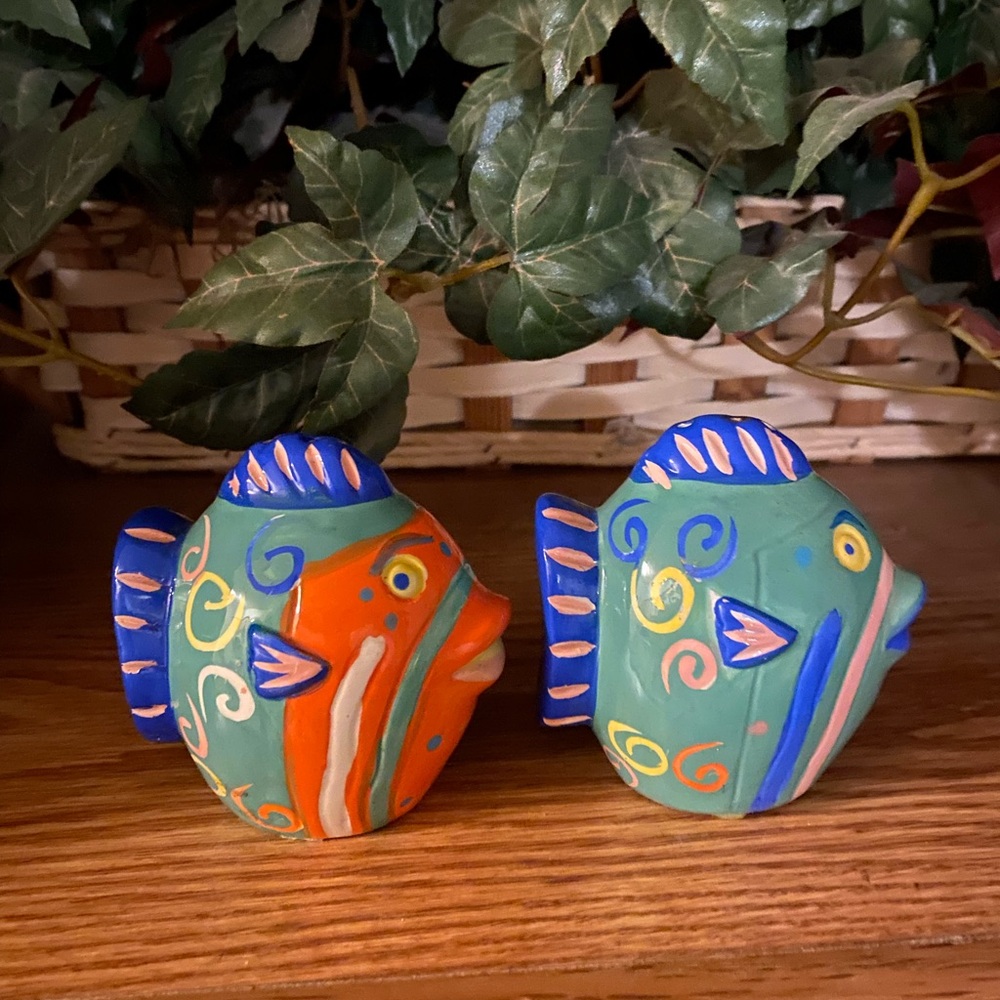 ADORABLE FISH SALT AND PEPPER SHAKERS - Picture 2 of 4